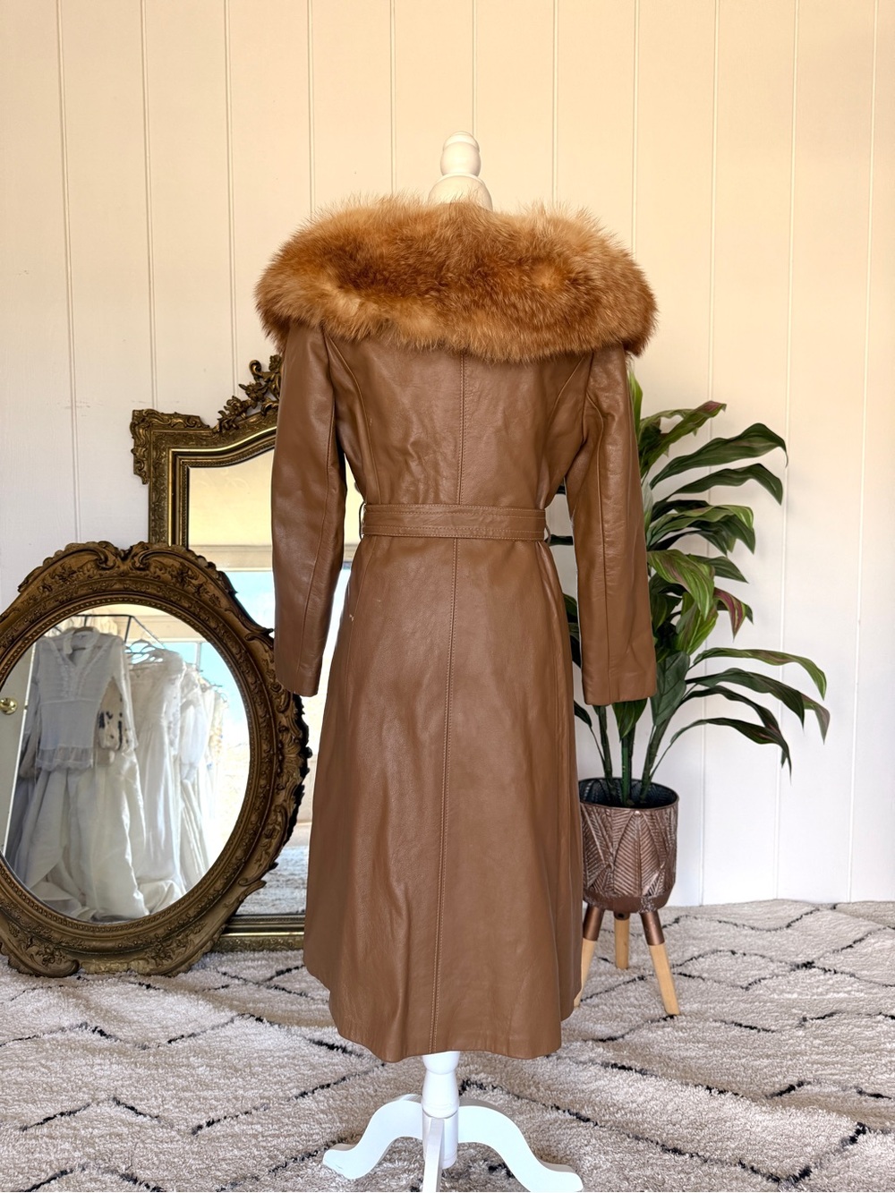 Women's Vintage 70s Brown Leather Trench Coat with Fox Fur Collar - Picture 3 of 7